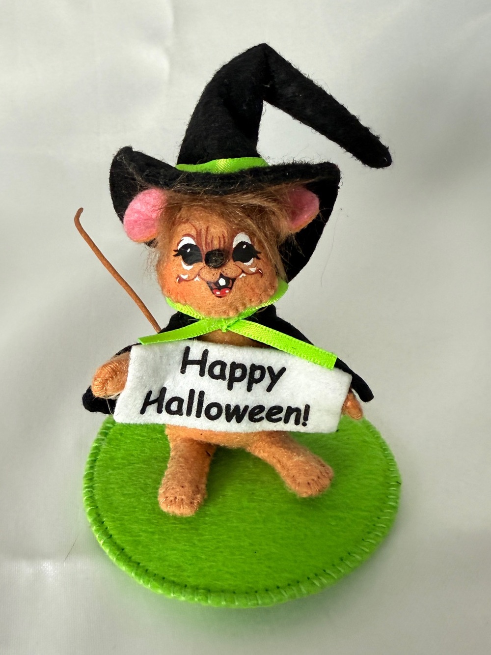 Annalee Happy Halloween 3" Witch Mouse 2013 Hat Cape Holding Sign